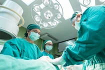 Tăng kích thước “vật nam tính” bằng cách này, chàng trai gặp họa