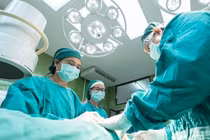 Tăng kích thước “vật nam tính” bằng cách này, chàng trai gặp họa