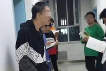 Đêm khuya, hiệu trưởng đánh học sinh thô bạo gây phẫn nộ