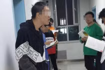 Đêm khuya, hiệu trưởng đánh học sinh thô bạo gây phẫn nộ