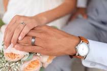 Hôn phu “tòm tem” người cũ, cô gái làm điều khiến anh ta phát điên