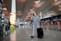 Biến thể Delta lây kinh khủng, chạm vào thang cuốn cũng có thể nhiễm? 