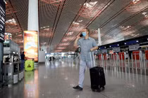 Biến thể Delta lây kinh khủng, chạm vào thang cuốn cũng có thể nhiễm? 