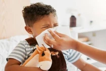 Con chảy nước mũi vàng lẫn máu, đi khám phát hiện điều cực dị 