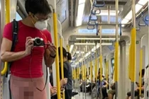 Mặc legging bó sát đi tàu, chàng trai khiến người nhìn ngượng chín mặt