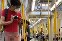 Mặc legging bó sát đi tàu, chàng trai khiến người nhìn ngượng chín mặt