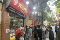 Cận Rằm tháng 8: Nơi xếp hàng chờ mua, nơi không bóng khách mua bánh