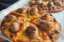 Cực dị món pizza tinh hoàn gà, không phải người nào cũng dám ăn