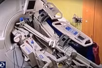 Dùng máy chụp cộng hưởng từ, nữ y tá chấn thương nặng 