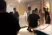 Bắt quả tang vợ ngoại tình cùng lúc hai người, chồng sốc nặng