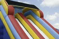 Đưa con gái đi chơi cầu trượt bơm hơi, bố hối hận không kịp 