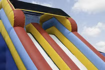 Đưa con gái đi chơi cầu trượt bơm hơi, bố hối hận không kịp 