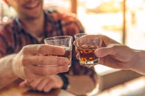 Dân nhậu lâu năm cực sợ 6 triệu chứng này, có phải đến viện ngay