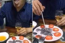 Giữa tâm bão virus corona, người đàn ông TQ vẫn điềm nhiên ăn chuột sơ sinh