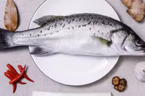 Bắt cháu ăn mật cá để mắt sáng, bà hối hận cả đời