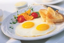 Sau khi ăn trứng tuyệt đối không động tới hai món này kẻo "nuôi" ung thư 