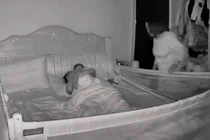 Đêm dỗ con khóc, con dâu phát điên vì mẹ chồng làm việc này