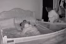 Đêm dỗ con khóc, con dâu phát điên vì mẹ chồng làm việc này