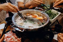 Ăn lẩu mắc 7 sai lầm này, ung thư thực quản ập đến ngay