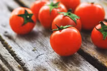 Ăn cà chua đau bụng, bác sĩ chỉ cách uống Coca...kết kinh ngạc