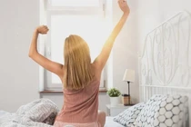 Dậy sớm kiểu này hại hơn thức khuya, vừa tổn thọ vừa khó chịu