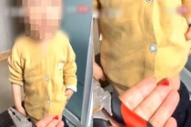 Để con chơi một mình, mẹ hối không kịp vì điều này