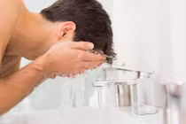 Rửa mặt bằng nước máy ô nhiễm, người đàn ông qua đời vì...