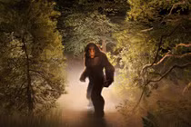 Ngủ dậy, người đàn ông sốc nặng thấy “quái thú ngoài hành tinh” xuất hiện