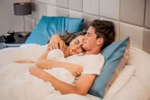 Đang ngủ, quay sang chồng phát hiện chuyện kinh dị