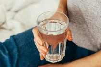 Ngộ độc suýt chết vì uống 5 lít nước mỗi ngày