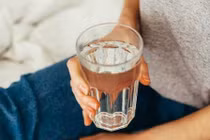 Ngộ độc suýt chết vì uống 5 lít nước mỗi ngày