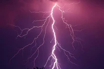 Đeo dây chuyền to nặng ngày bão, người phụ nữ bị sét đánh trúng