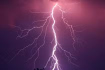 Đeo dây chuyền to nặng ngày bão, người phụ nữ bị sét đánh trúng