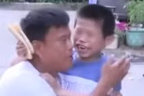 Đoàn tụ với con trai bị bắt cóc 16 năm, cha mẹ khóc ngất 