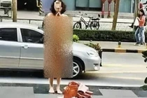 Trả thù bạn trai ngoại tình, cô gái lột đồ giữa phố gây sốc