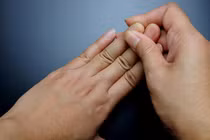 Đau tay chân tưởng viêm khớp, cô gái sốc khi biết ung thư phổi