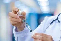 Nữ bác sĩ tố chồng cũ đầu độc khiến mắt mờ, co giật 