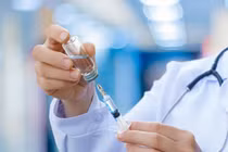 Nữ bác sĩ tố chồng cũ đầu độc khiến mắt mờ, co giật 