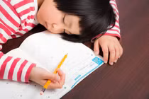 4 hiểm họa đáng sợ khi trẻ không chịu ngủ sớm