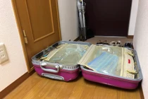 Đặt vali trước nhà vệ sinh, cô gái suýt chết chỉ vì...