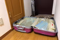 Đặt vali trước nhà vệ sinh, cô gái suýt chết chỉ vì...