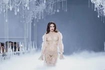 Hồ Ngọc Hà phản ứng bất ngờ sau màn lộ nội y và tin đồn sắp cưới 