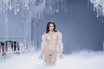 Hồ Ngọc Hà phản ứng bất ngờ sau màn lộ nội y và tin đồn sắp cưới 