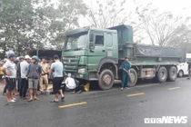 Xe máy va chạm xe tải, chiến sĩ công an nghĩa vụ bị cán chết