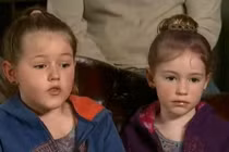 Hành trình sinh tồn kỳ diệu của 2 cô bé giữa rừng sâu