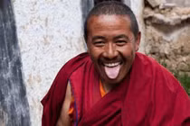 Lạ: Người Tây Tạng chuyên lè lưỡi du khách và ý nghĩa...