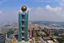 Làng xây khách sạn 74 tầng sang chảnh ai cũng phải ngước nhìn