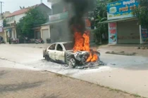 Xế hộp biển Hà Nội cháy trơ khung ở Nghệ An khi đi đám cưới