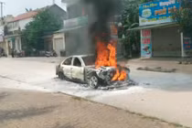 Xế hộp biển Hà Nội cháy trơ khung ở Nghệ An khi đi đám cưới