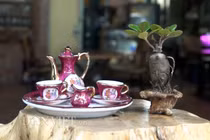 Bộ sưu tập gốm sứ siêu nhỏ của người đàn ông khổng lồ